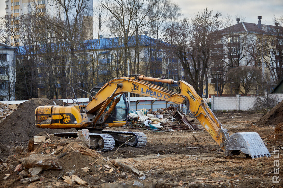 Не пощадили даже коттеджи. Посмотрели, как рядом с метро расчищают участок под многоэтажку
