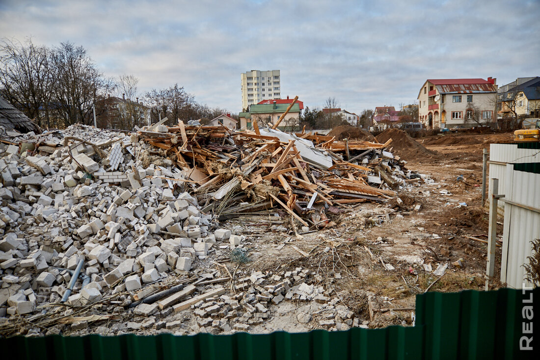 Не пощадили даже коттеджи. Посмотрели, как рядом с метро расчищают участок под многоэтажку