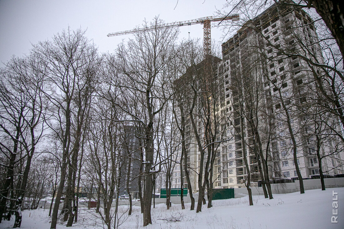 Тут можно купить последнюю однушку за 75 тысяч долларов. Показываем, какой ЖК вырос в тихом уголке Минска