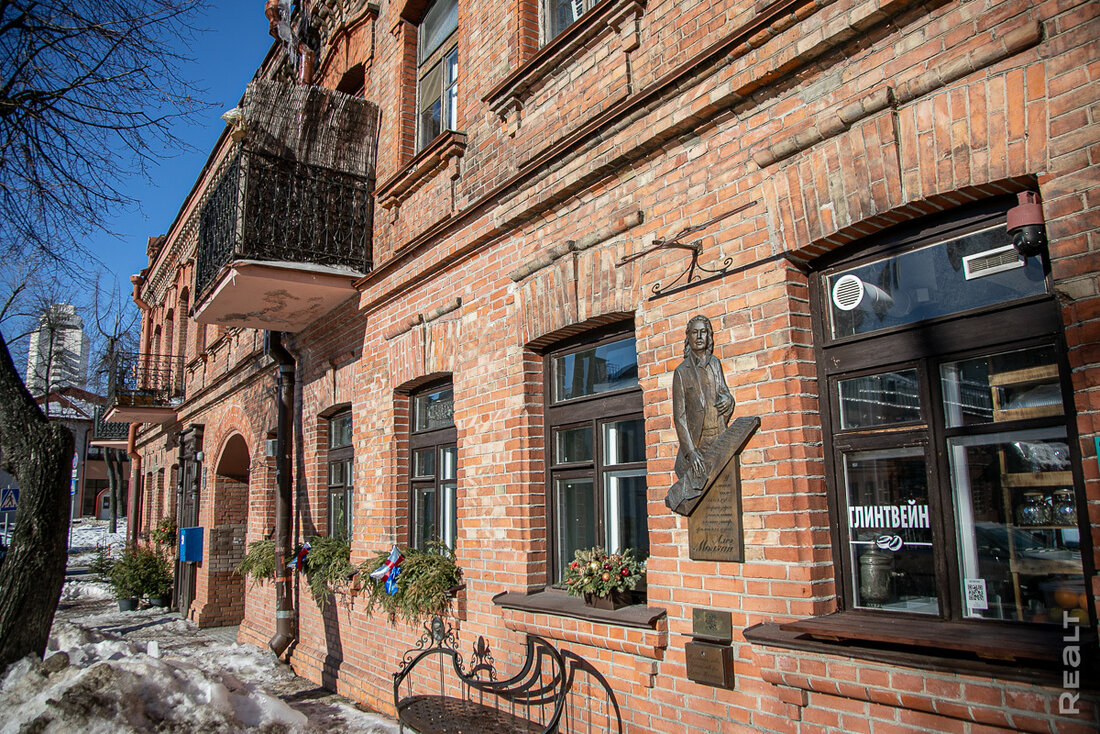 В историческом доме в центре Минска заливает квартиры: «За сутки вынес 30 ведер воды»