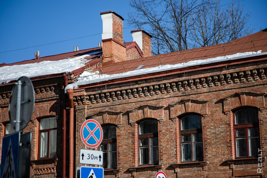 В историческом доме в центре Минска заливает квартиры: «За сутки вынес 30 ведер воды»