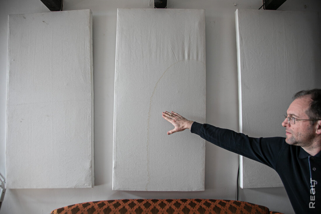 В историческом доме в центре Минска заливает квартиры: «За сутки вынес 30 ведер воды»