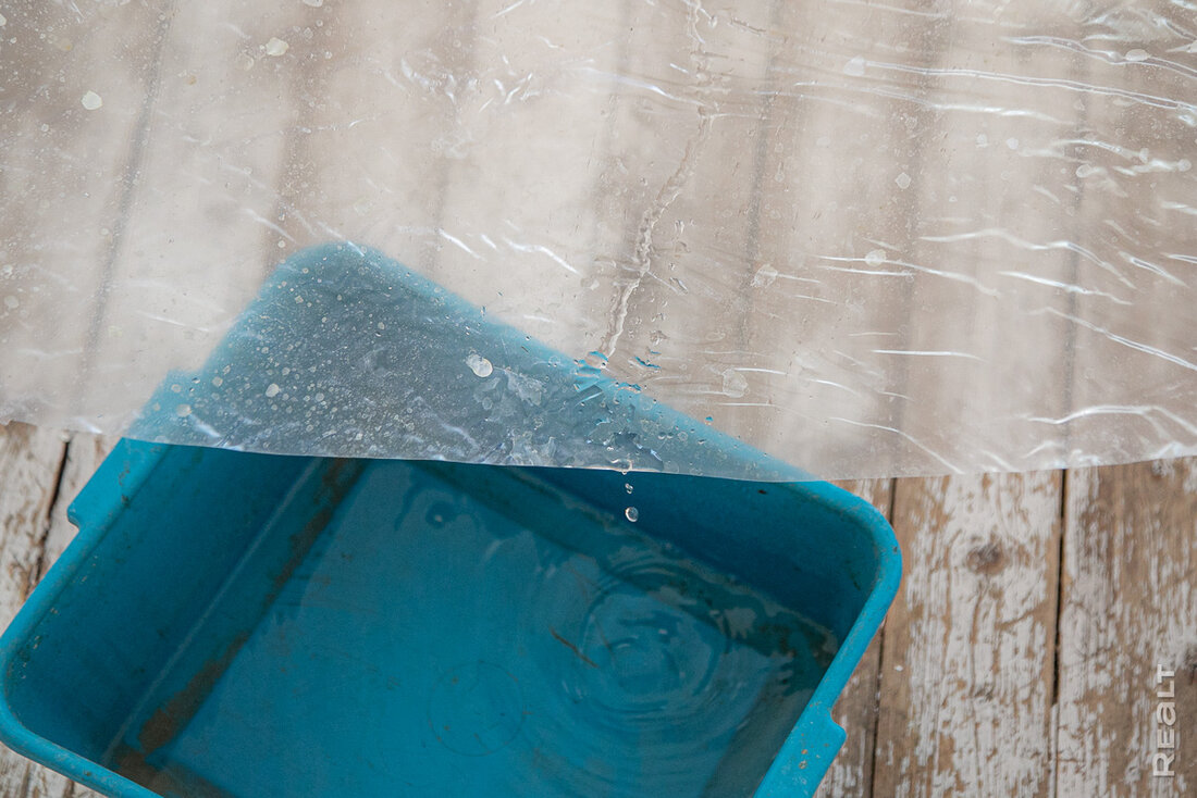 В историческом доме в центре Минска заливает квартиры: «За сутки вынес 30 ведер воды»