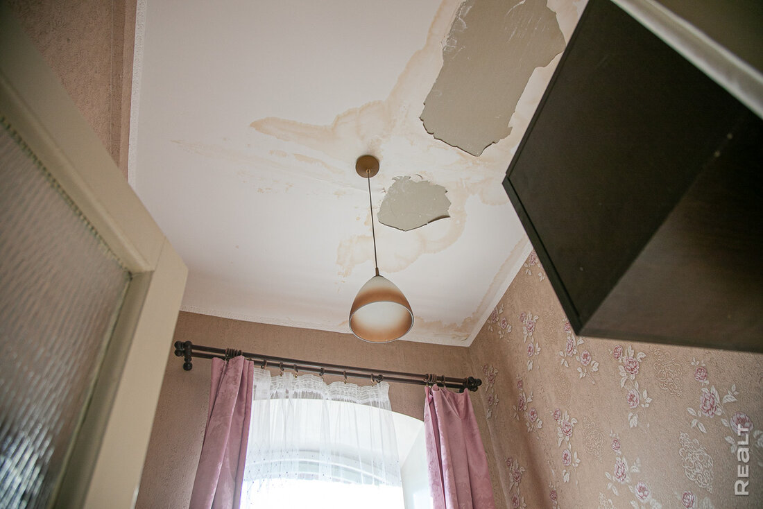 В историческом доме в центре Минска заливает квартиры: «За сутки вынес 30 ведер воды»