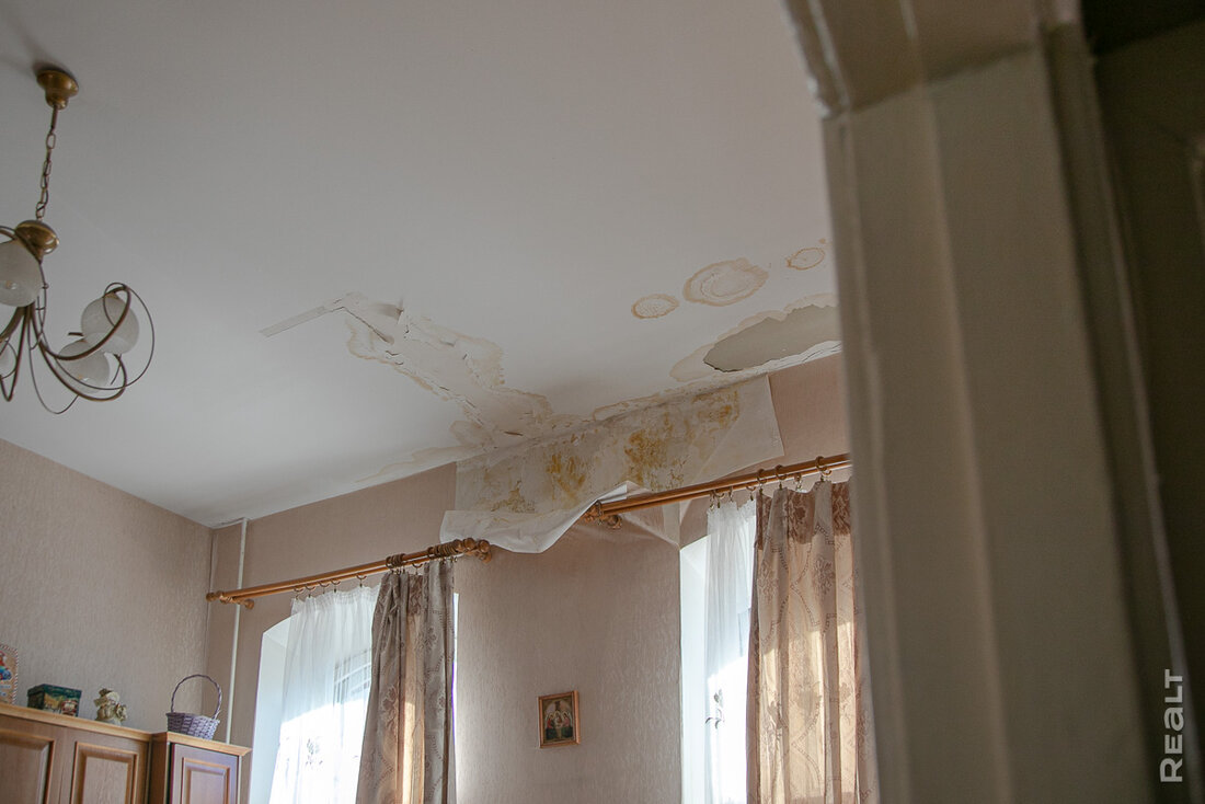 В историческом доме в центре Минска заливает квартиры: «За сутки вынес 30 ведер воды»