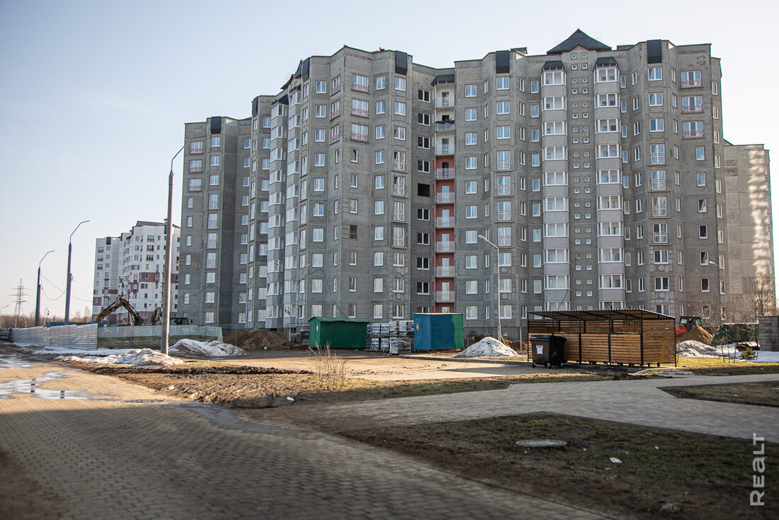 В этом необычном доме напротив водоема еще остались недорогие трешки. Показываем, как сейчас выглядит новостройка