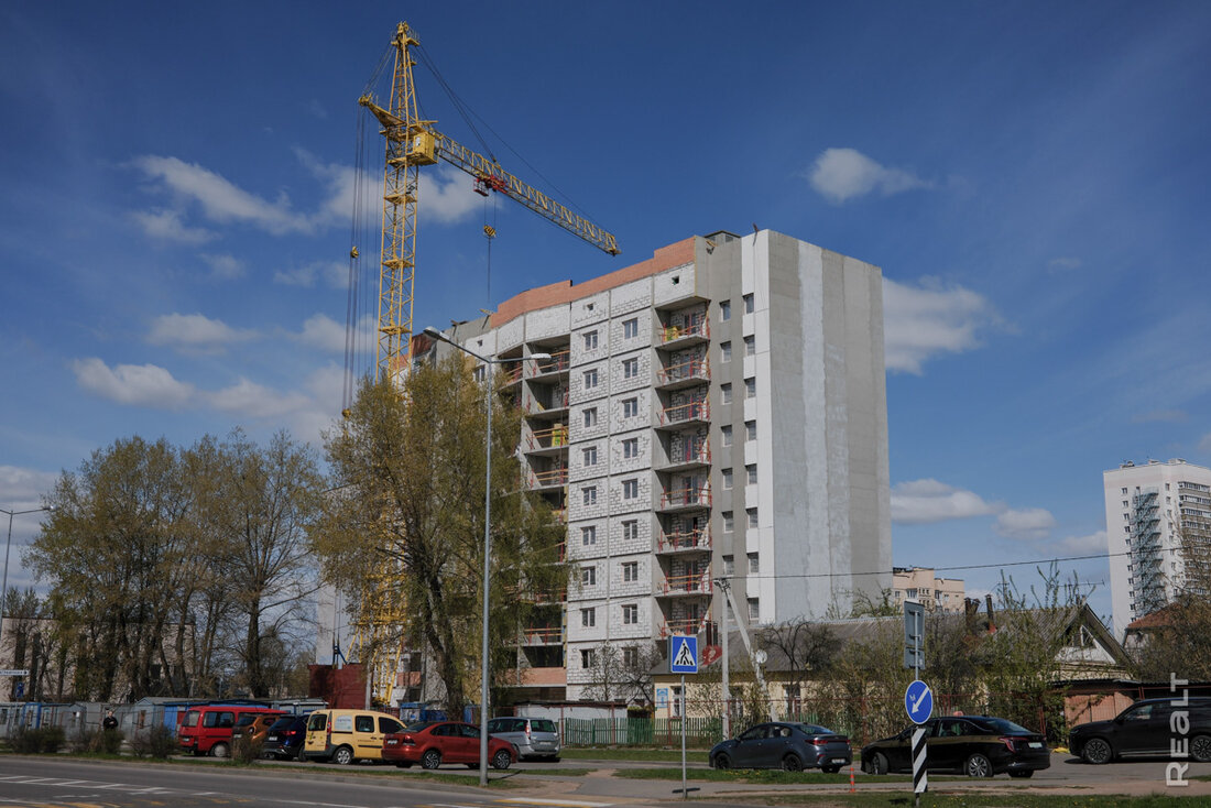 В этой новостройке еще остались двушки и трешки. Показываем, какой дом вырос в тихом местечке недалеко от Логойского тракта