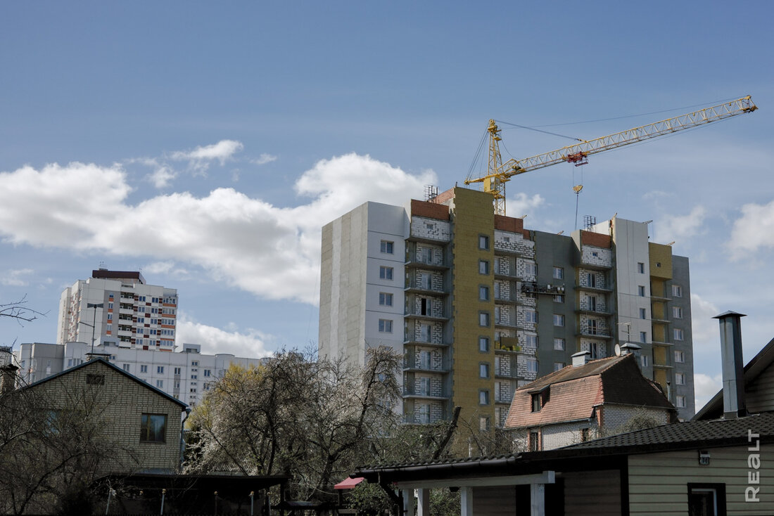 В этой новостройке еще остались двушки и трешки. Показываем, какой дом вырос в тихом местечке недалеко от Логойского тракта