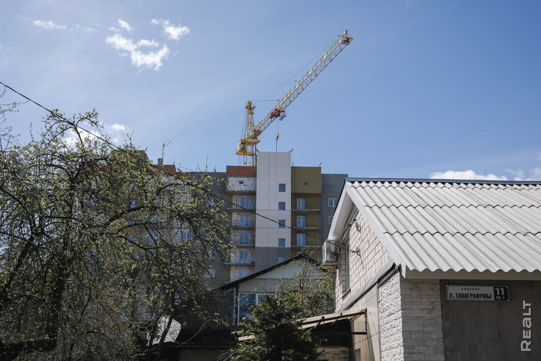 В этой новостройке еще остались двушки и трешки. Показываем, какой дом вырос в тихом местечке недалеко от Логойского тракта