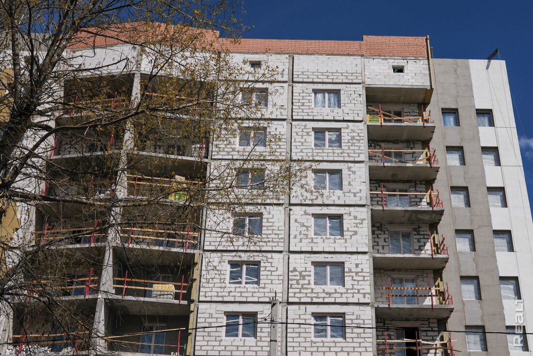 В этой новостройке еще остались двушки и трешки. Показываем, какой дом вырос в тихом местечке недалеко от Логойского тракта