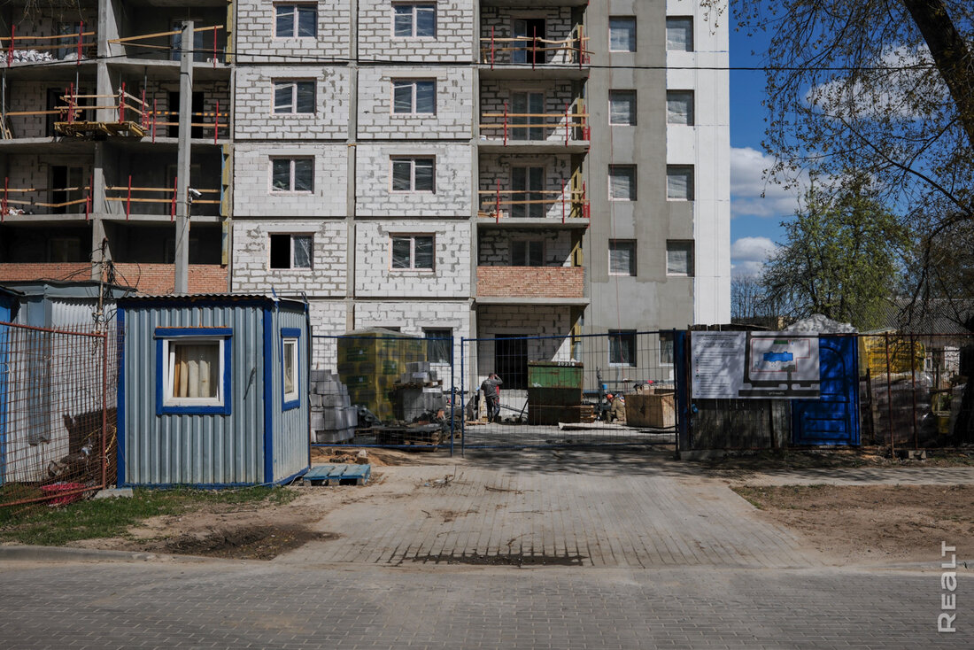 В этой новостройке еще остались двушки и трешки. Показываем, какой дом вырос в тихом местечке недалеко от Логойского тракта
