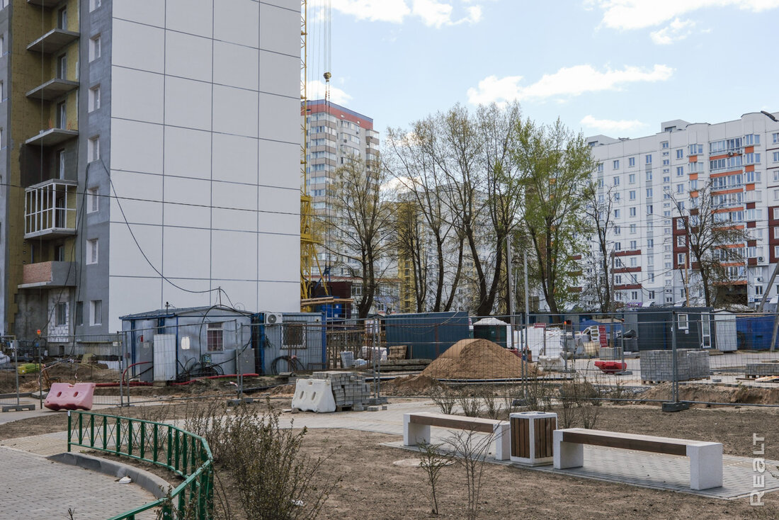 В этой новостройке еще остались двушки и трешки. Показываем, какой дом вырос в тихом местечке недалеко от Логойского тракта