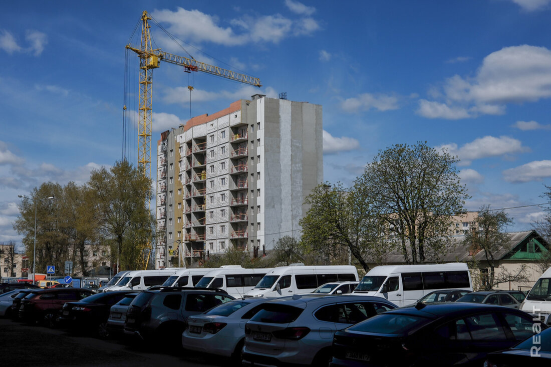 В этой новостройке еще остались двушки и трешки. Показываем, какой дом вырос в тихом местечке недалеко от Логойского тракта