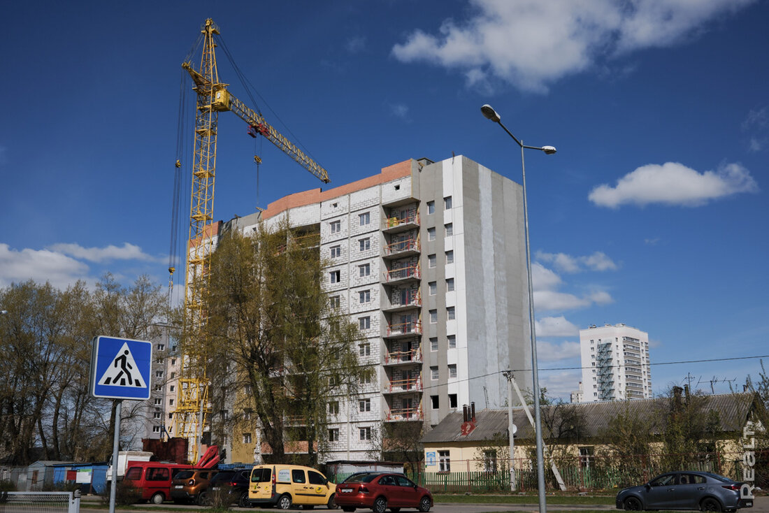 В этой новостройке еще остались двушки и трешки. Показываем, какой дом вырос в тихом местечке недалеко от Логойского тракта