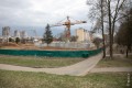 Этот дом на окраине Минска только начали строить, но за квартирами в нем уже стоит очередь. О чем речь?