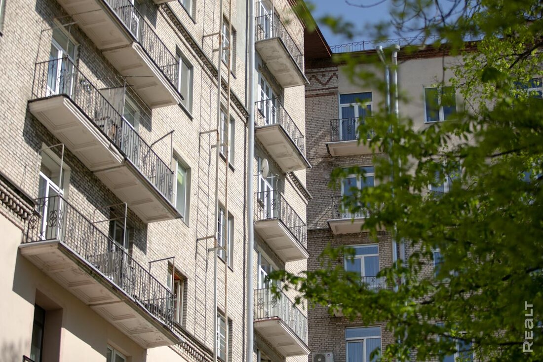 Здесь жило 130 ветеранов. Побывали в доме, где сохранилась уникальная «комната памяти» героев