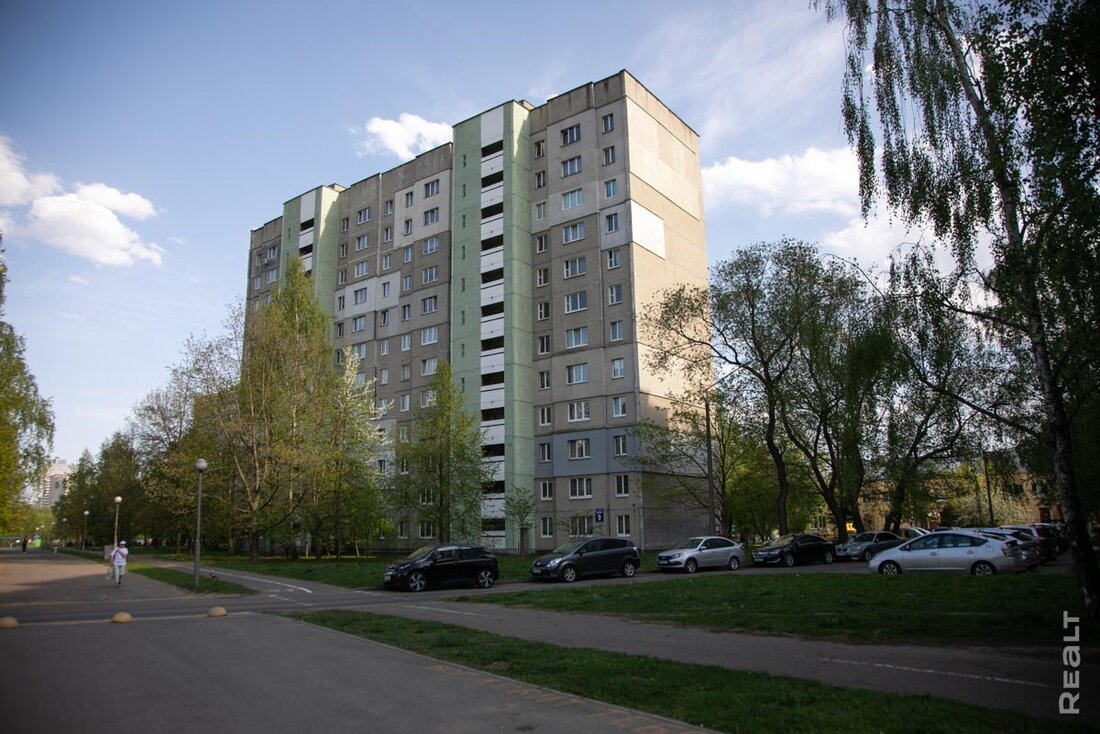 «Заселились 40 лет назад, уезжать не хотим». Как живется в панельках возле парка Павлова в Малиновке