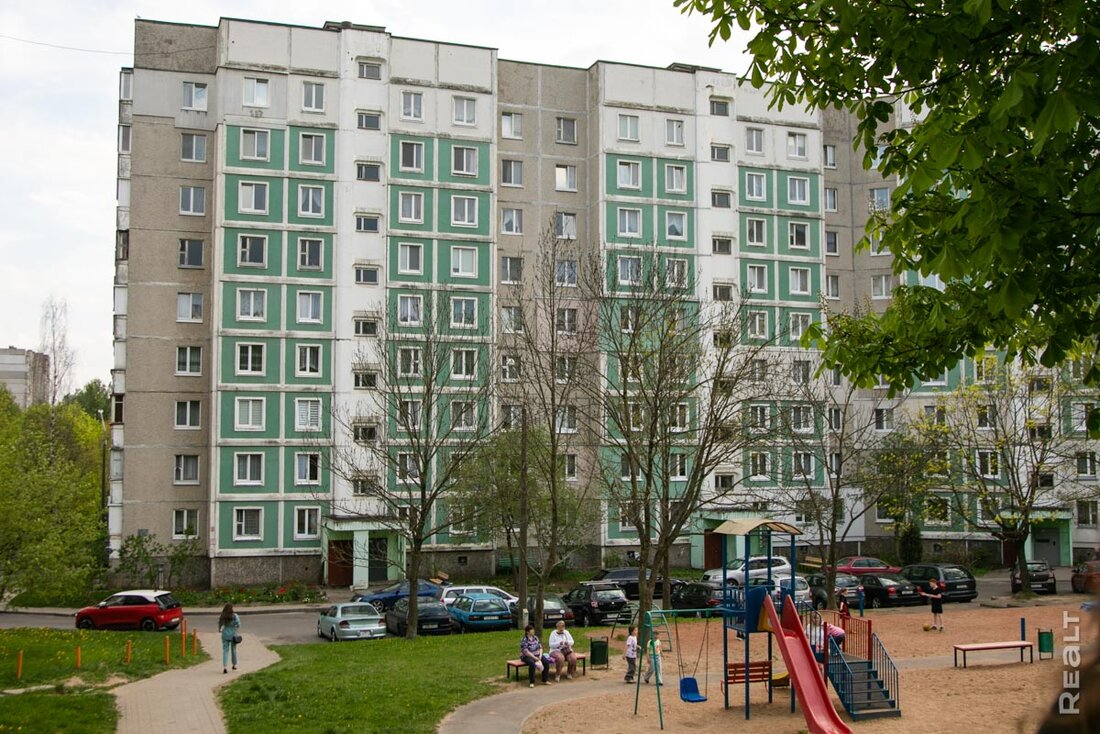 «Заселились 40 лет назад, уезжать не хотим». Как живется в панельках возле парка Павлова в Малиновке