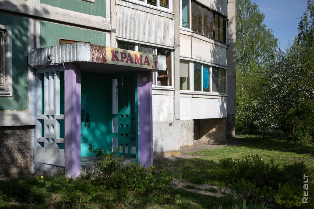 «Заселились 40 лет назад, уезжать не хотим». Как живется в панельках возле парка Павлова в Малиновке