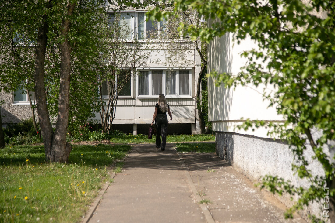 «Заселились 40 лет назад, уезжать не хотим». Как живется в панельках возле парка Павлова в Малиновке
