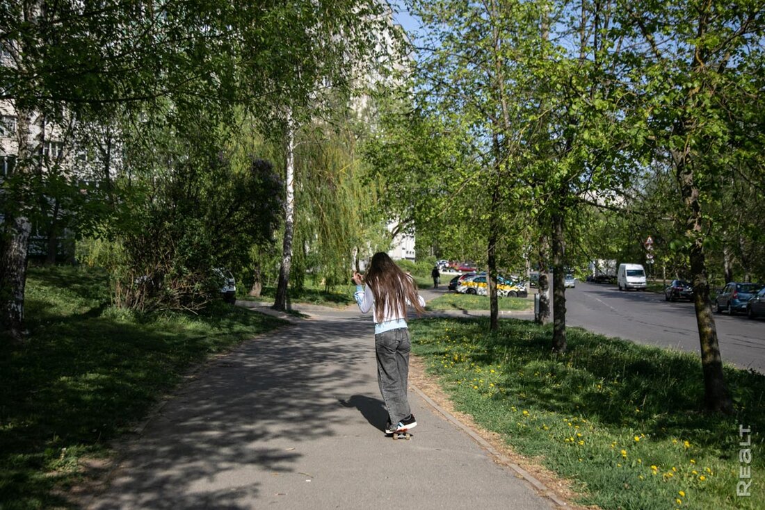 «Заселились 40 лет назад, уезжать не хотим». Как живется в панельках возле парка Павлова в Малиновке