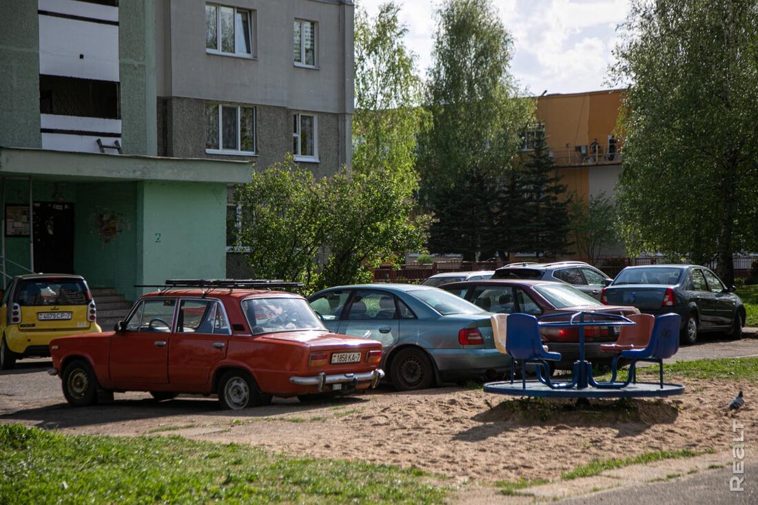 «Заселились 40 лет назад, уезжать не хотим». Как живется в панельках возле парка Павлова в Малиновке