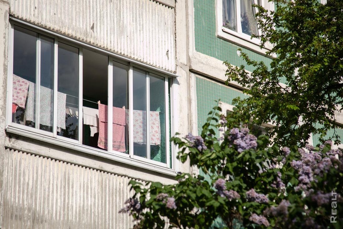 «Заселились 40 лет назад, уезжать не хотим». Как живется в панельках возле парка Павлова в Малиновке