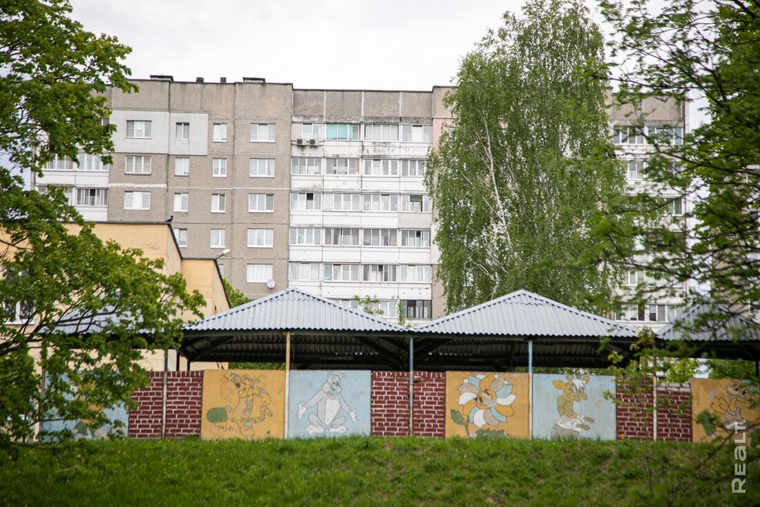 «Заселились 40 лет назад, уезжать не хотим». Как живется в панельках возле парка Павлова в Малиновке