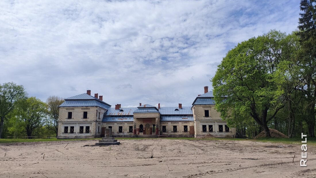 Эта усадьба на Браславах много лет пустовала. Похоже, ее начали восстанавливать