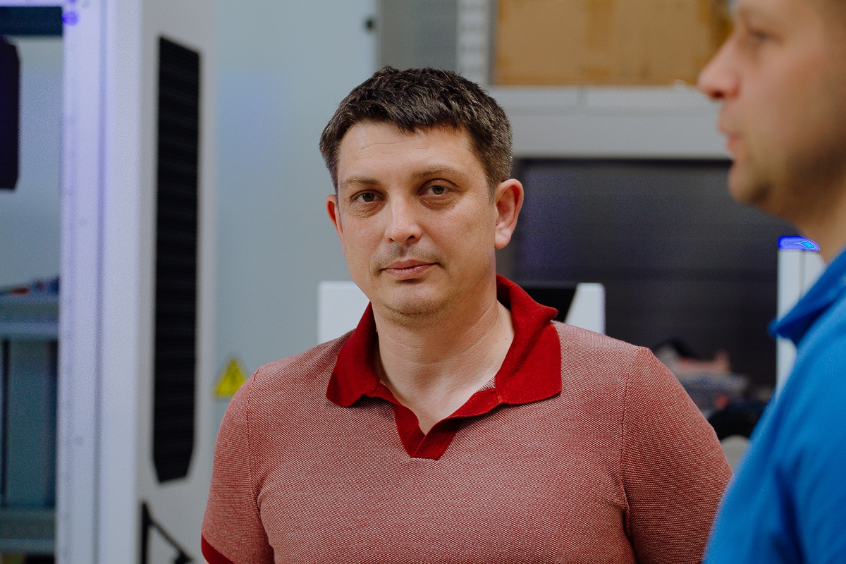 «Был просто эксперимент, а теперь выпускаем по 500 штук в год». Белорусы запустили производство зарядных станций для электромобилей