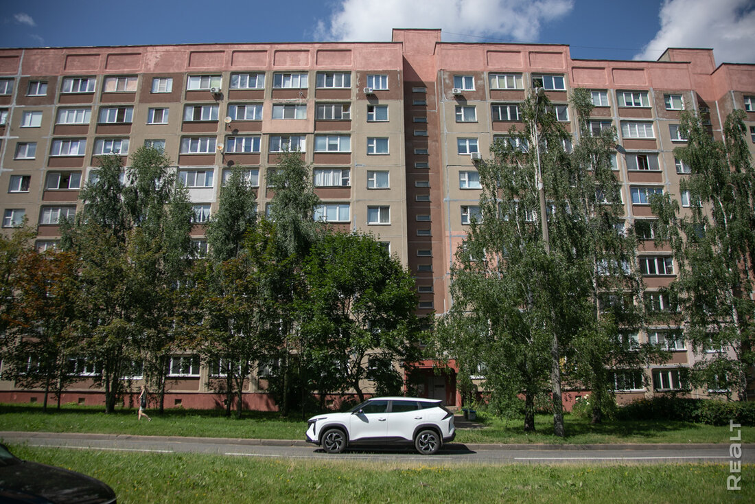 «Ни за что не перееду отсюда». Как живется в панельках напротив Минск-Мира