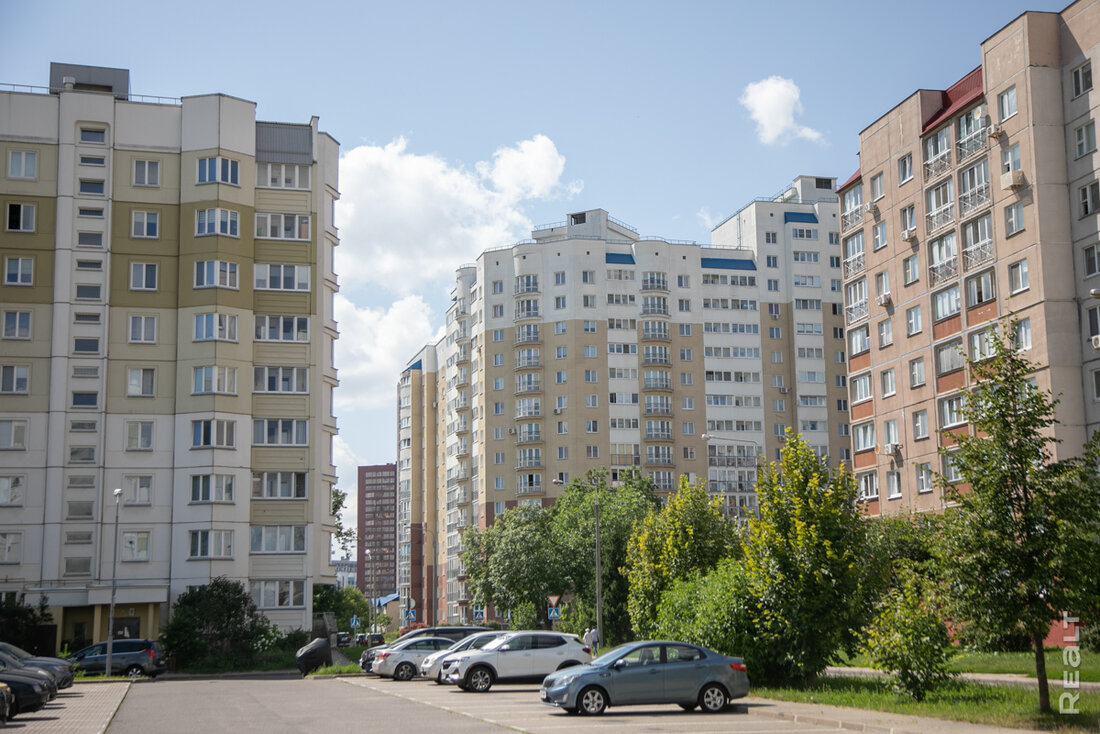«Ни за что не перееду отсюда». Как живется в панельках напротив Минск-Мира