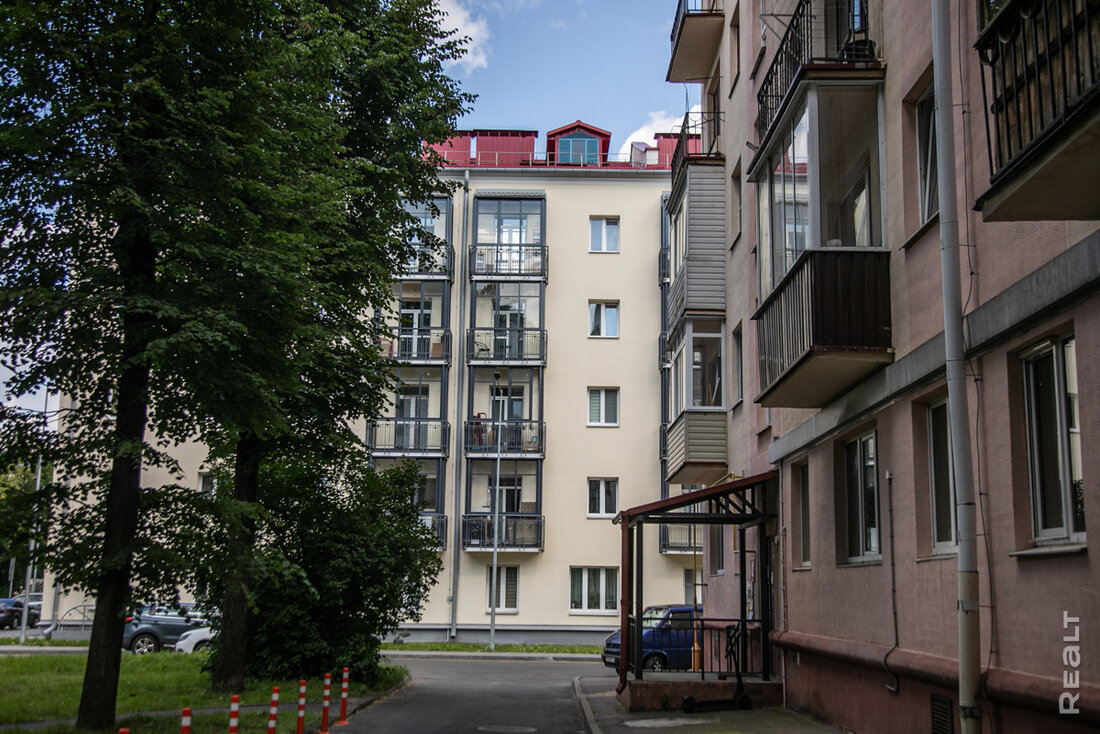 «Ни за что не перееду отсюда». Как живется в панельках напротив Минск-Мира
