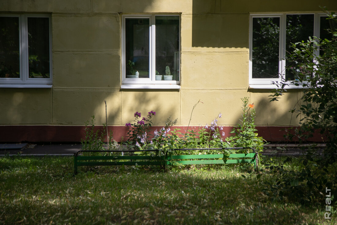 «Ни за что не перееду отсюда». Как живется в панельках напротив Минск-Мира