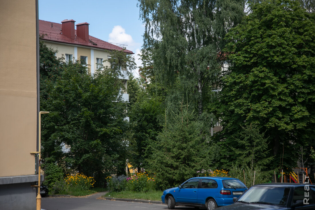 «Ни за что не перееду отсюда». Как живется в панельках напротив Минск-Мира