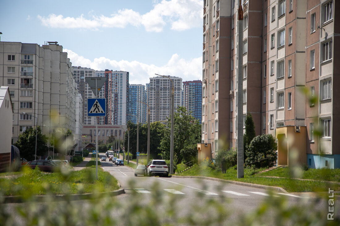 «Ни за что не перееду отсюда». Как живется в панельках напротив Минск-Мира