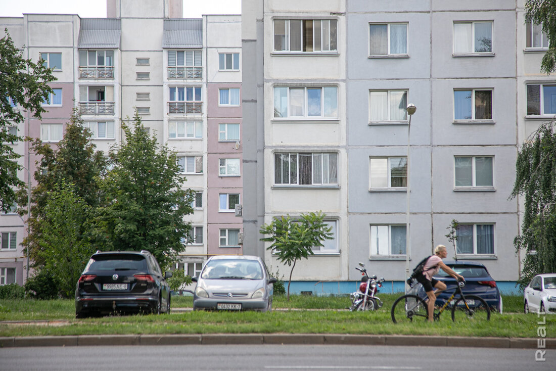 «Ни за что не перееду отсюда». Как живется в панельках напротив Минск-Мира