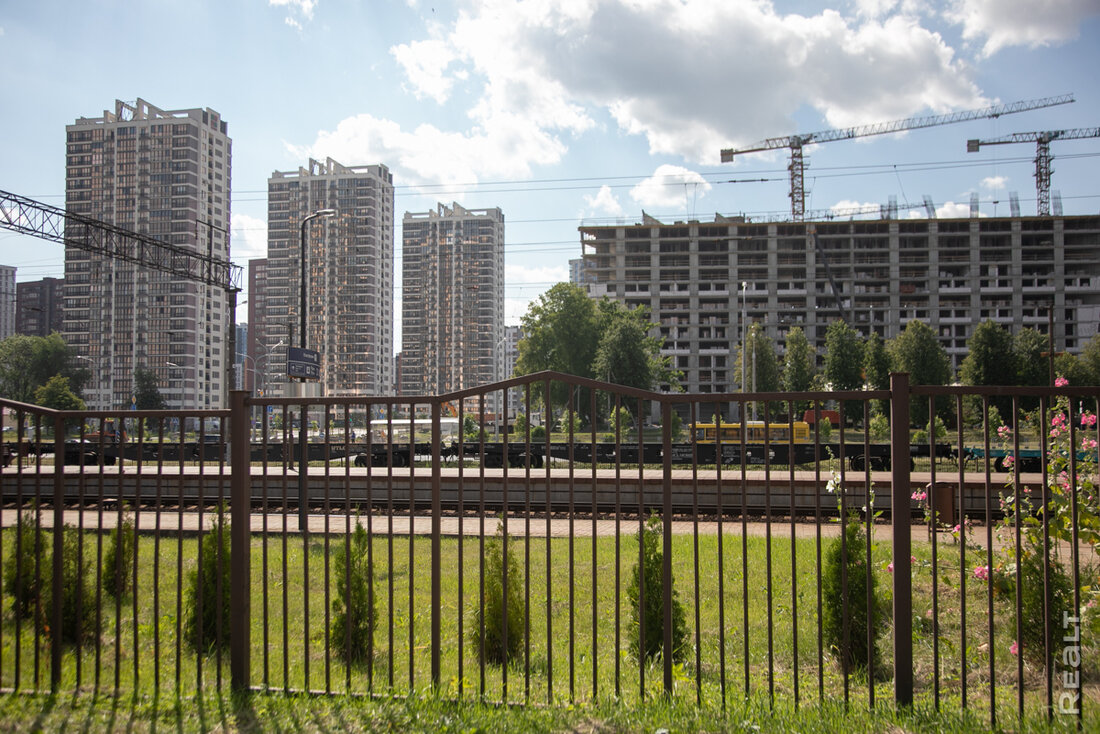 «Ни за что не перееду отсюда». Как живется в панельках напротив Минск-Мира