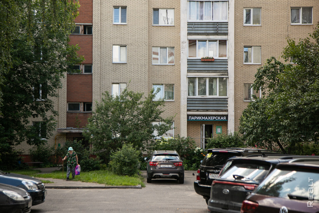 «Ни за что не перееду отсюда». Как живется в панельках напротив Минск-Мира