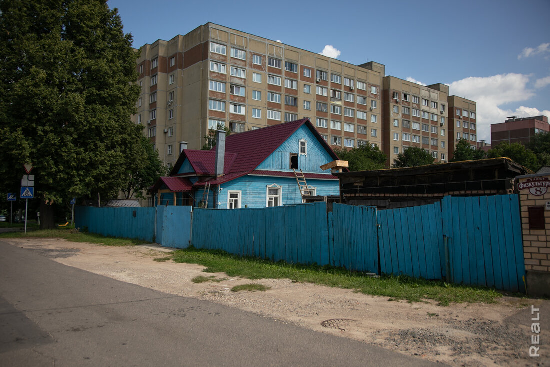 «Ни за что не перееду отсюда». Как живется в панельках напротив Минск-Мира
