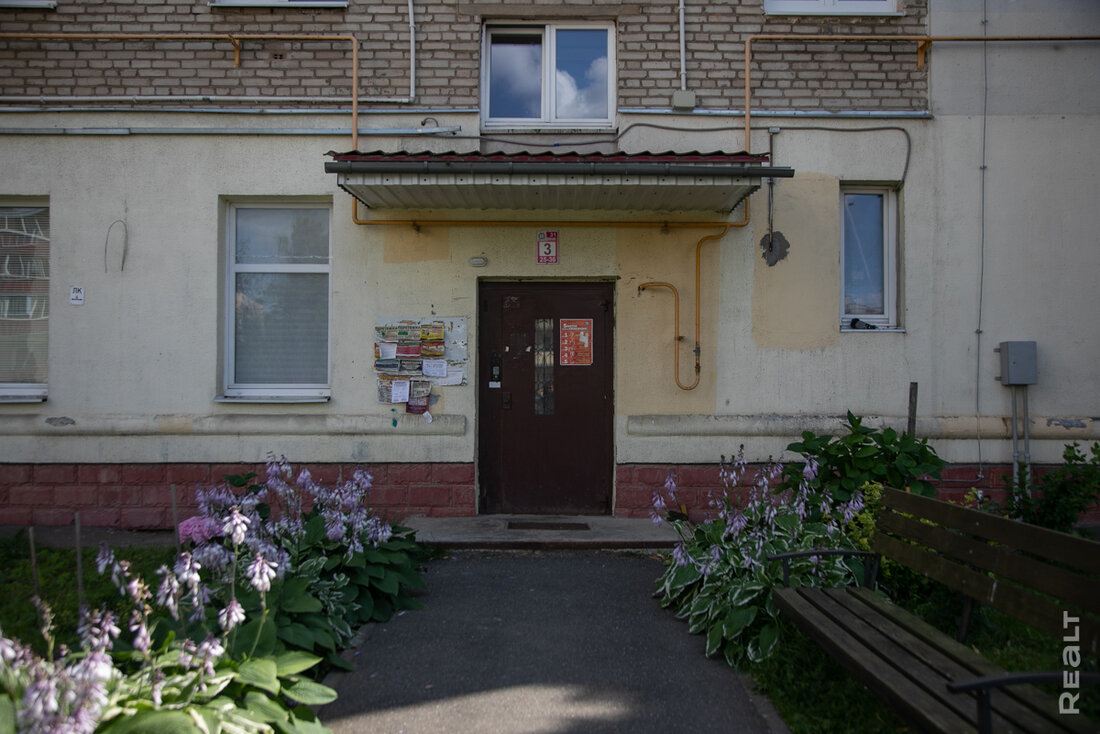 «Ни за что не перееду отсюда». Как живется в панельках напротив Минск-Мира