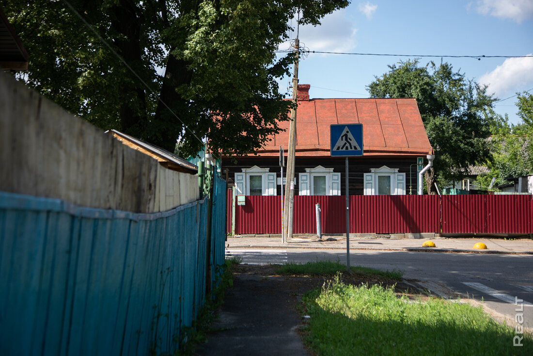 «Ни за что не перееду отсюда». Как живется в панельках напротив Минск-Мира