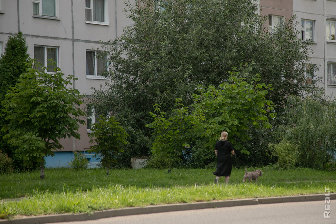 «Ни за что не перееду отсюда». Как живется в панельках напротив Минск-Мира