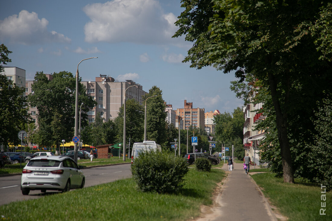 «Ни за что не перееду отсюда». Как живется в панельках напротив Минск-Мира