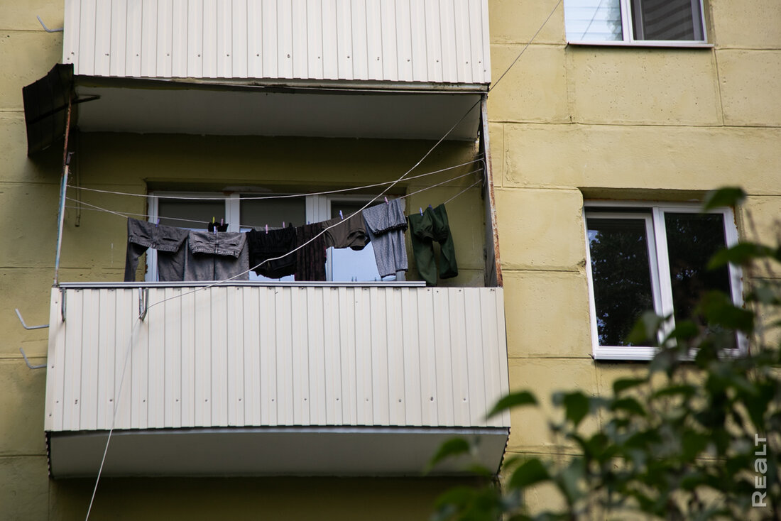 «Ни за что не перееду отсюда». Как живется в панельках напротив Минск-Мира