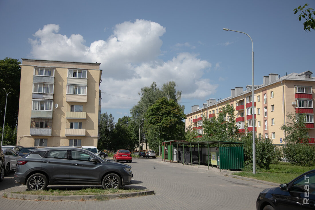 «Ни за что не перееду отсюда». Как живется в панельках напротив Минск-Мира