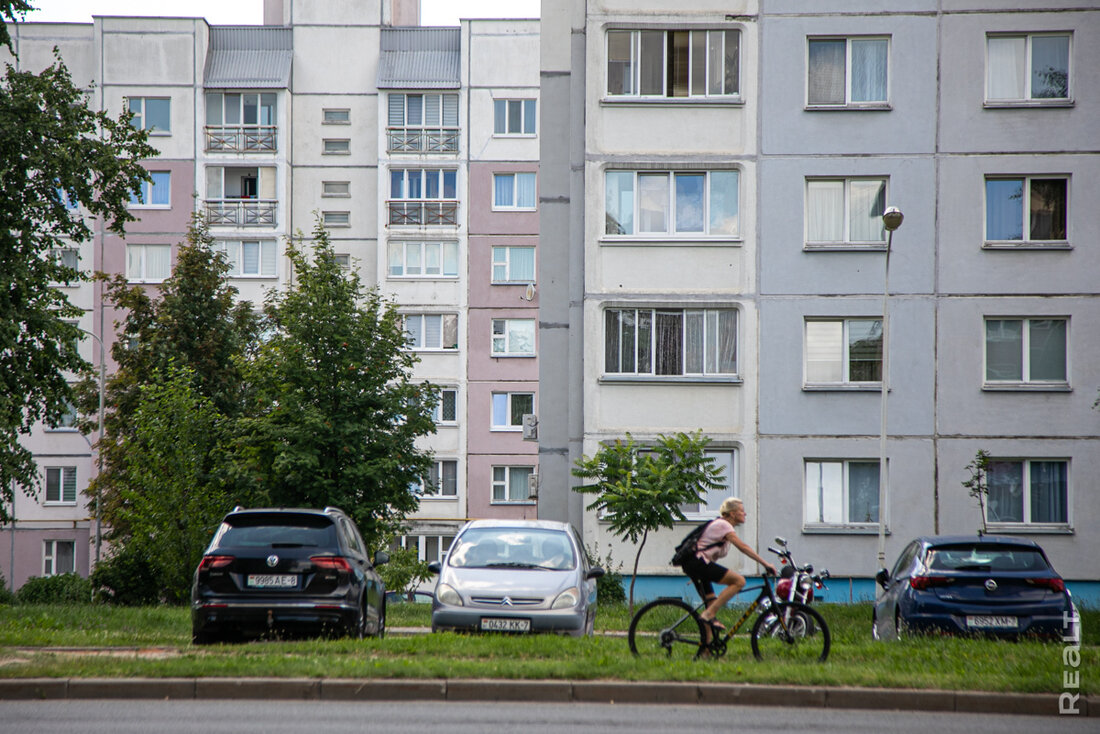 «Ни за что не перееду отсюда». Как живется в панельках напротив Минск-Мира