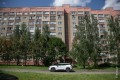«Ни за что не перееду отсюда». Как живется в панельках напротив Минск-Мира