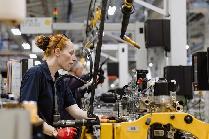 Apple показала новые iPhone, пост сотрудника Anthropic вызвал панику, а Tesla запустила роботакси: новости мирового бизнеса за неделю